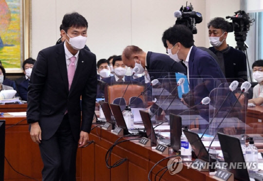 이복현 금융감독원장이 11일 서울 여의도 국회에서 열린 정무위원회의 금융감독원 국정감사에서 의원들에게 인사하고 있다. <국회사진기자단, 연합뉴스>